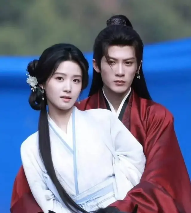 卢昱晓《何不同舟渡》片场路透引争议，檀健次丧礼戏情绪中断画面流出 - 资讯配图