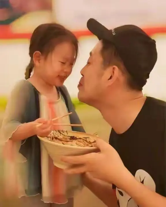 刘钧54岁未婚育有一女，戏里“渣爹天花板”戏外父女关系低调稳定 - 资讯配图