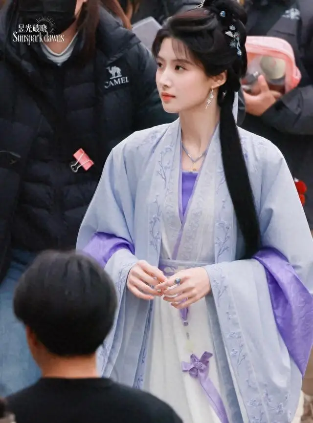 卢昱晓《何不同舟渡》片场路透引争议，檀健次丧礼戏情绪中断画面流出 - 情报图